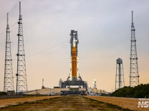 Первая пилотируемая миссия к Луне за более чем 50 лет отложена